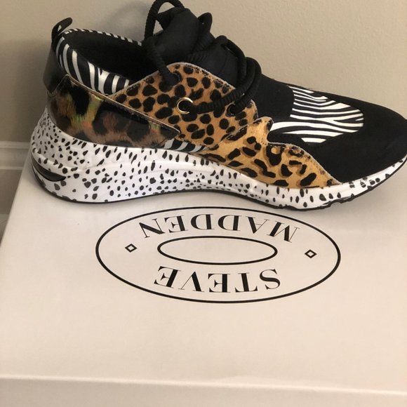 Sneaker - Picture 2 of 3